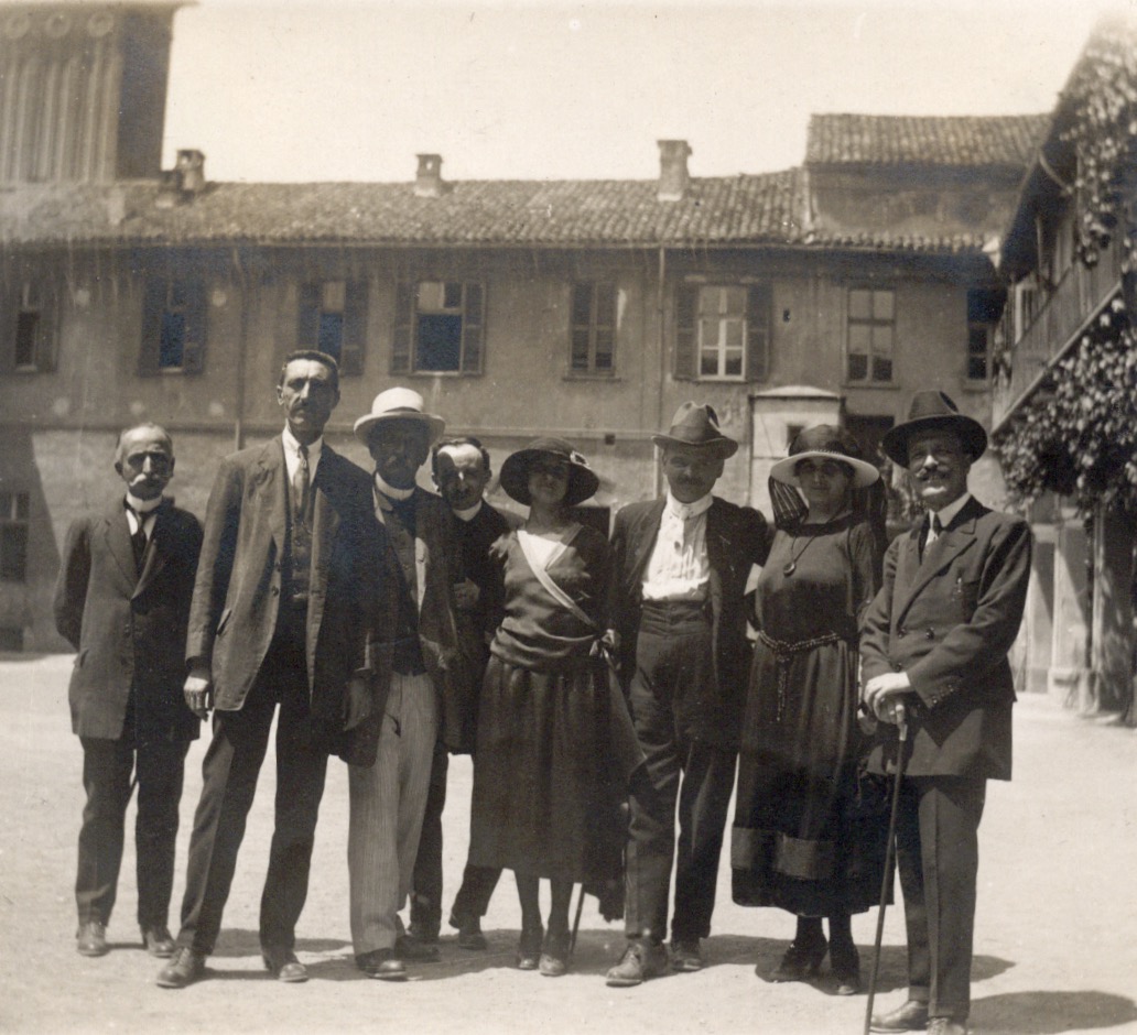 Insegnanti della Scuola tecnica di Alessandria con Alice al centro (1922). Fotografia gentilmente concessa dalla famiglia Osimo.